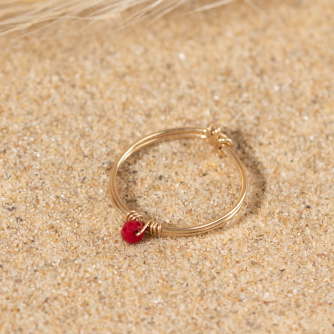 Retour de plage propose des bijoux fantaisie fabriqués avec des matériaux de qualité : céramique, lin, perles de verre, hématite, quartz, amazonite, perles de rivière, perle de jade, lapis lazuli, perles de culture, pierre de sable, etc.