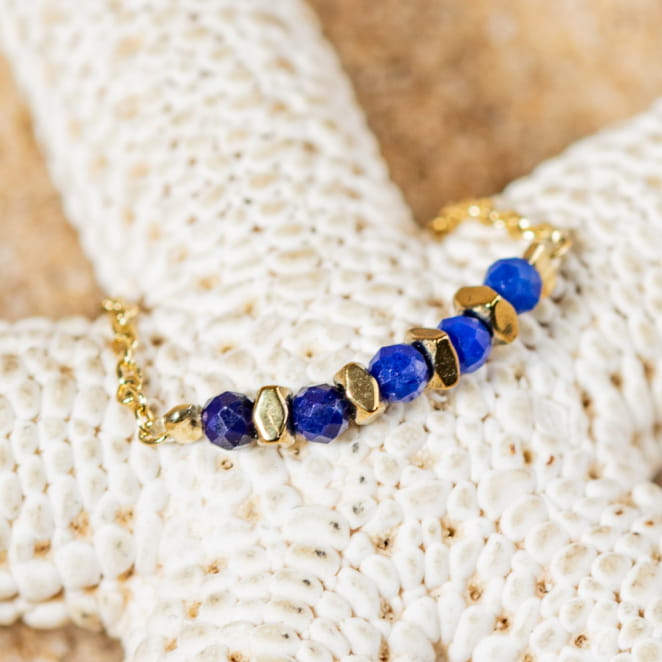 Retour de plage vous propose des colliers, bracelets, boucles d’oreilles, bracelets de chevilles, porte-clefs, parfums, cabas et bagues pour femme, homme et enfant pour que chacun trouve son bonheur.