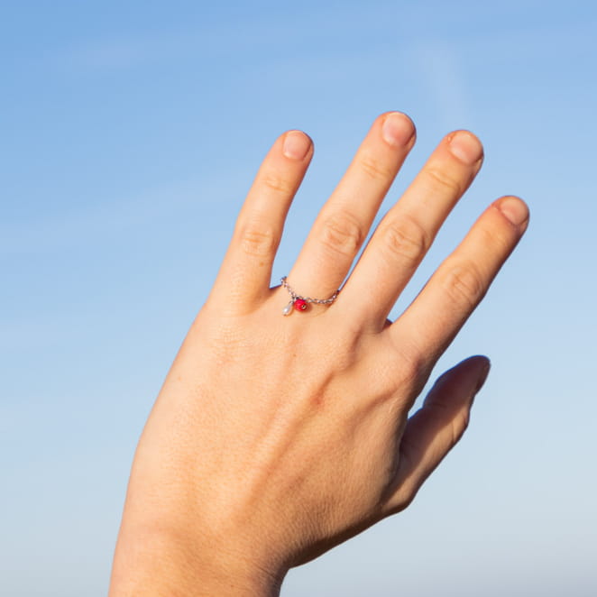 Bague Mumu en chaîne argenté et aux perles rouge