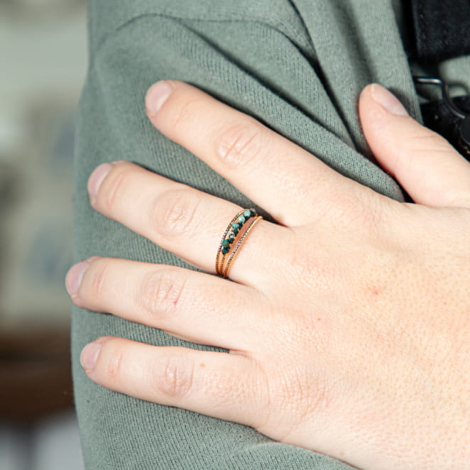 Découvrez la bague Rachel, un bijou marin fabriqué en France sur l’Île d’Oléron par des monteuses qualifiées.