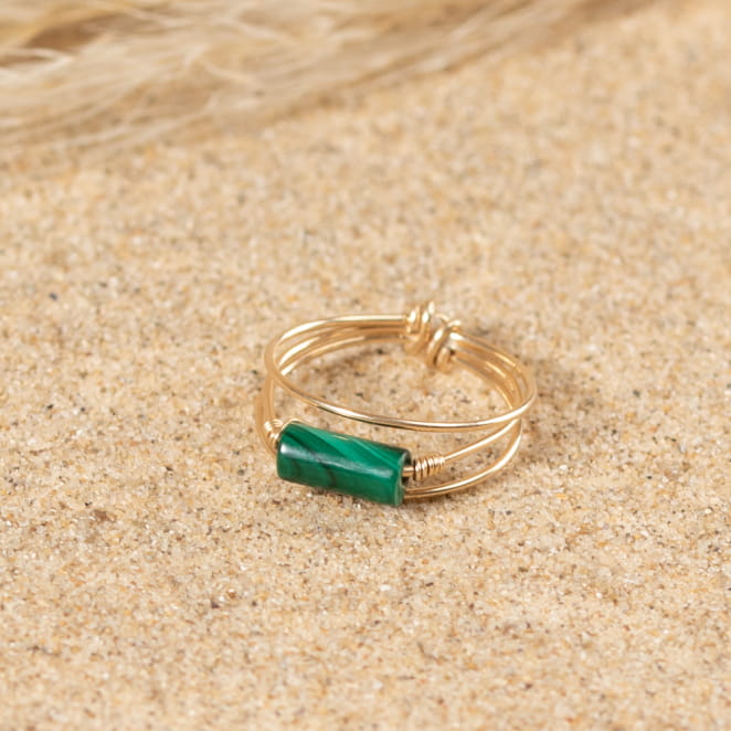 Découvrez la bague Rochelaise, un bijou marin fabriqué en France sur l’Île d’Oléron par des monteuses qualifiées.