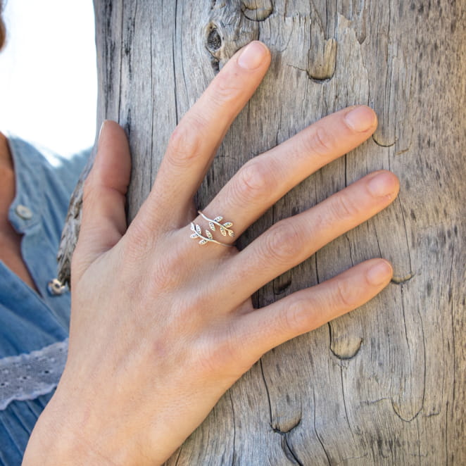bague Sakura en métal argenté, motif floral délicat porté à la main