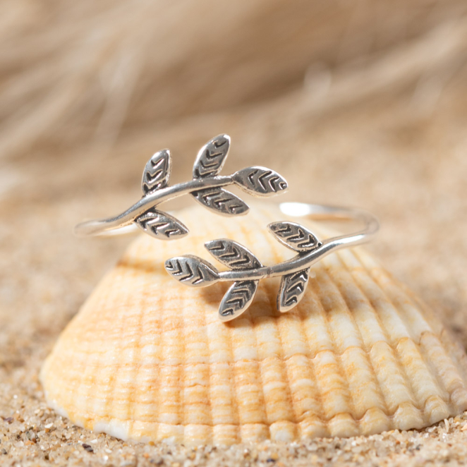 bague Sakura vue rapprochée, reflets argentés sur perle