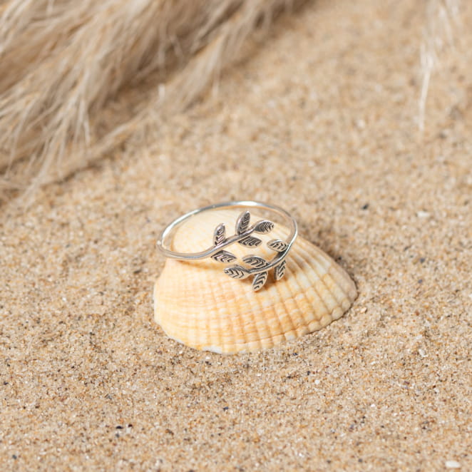 bague Sakura sur fond sable, monture argentée fine avec motif floral