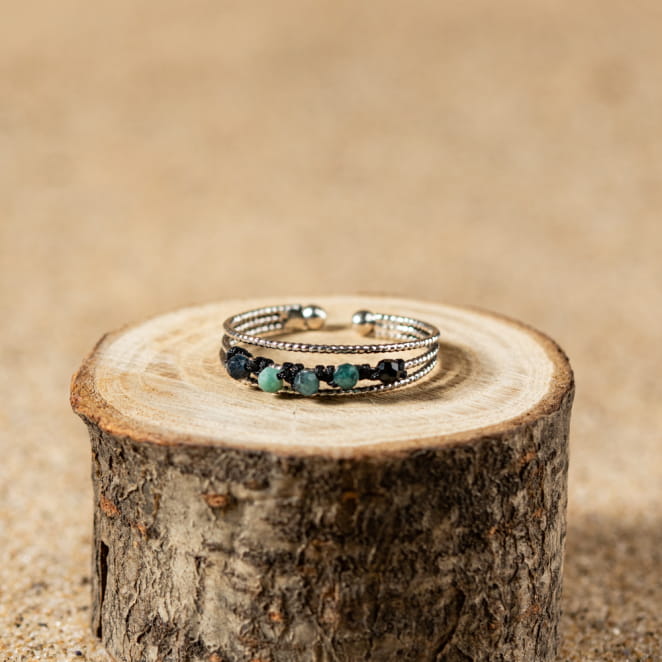 Découvrez la bague Rachel, un bijou marin fabriqué en France sur l’Île d’Oléron par des monteuses qualifiées.