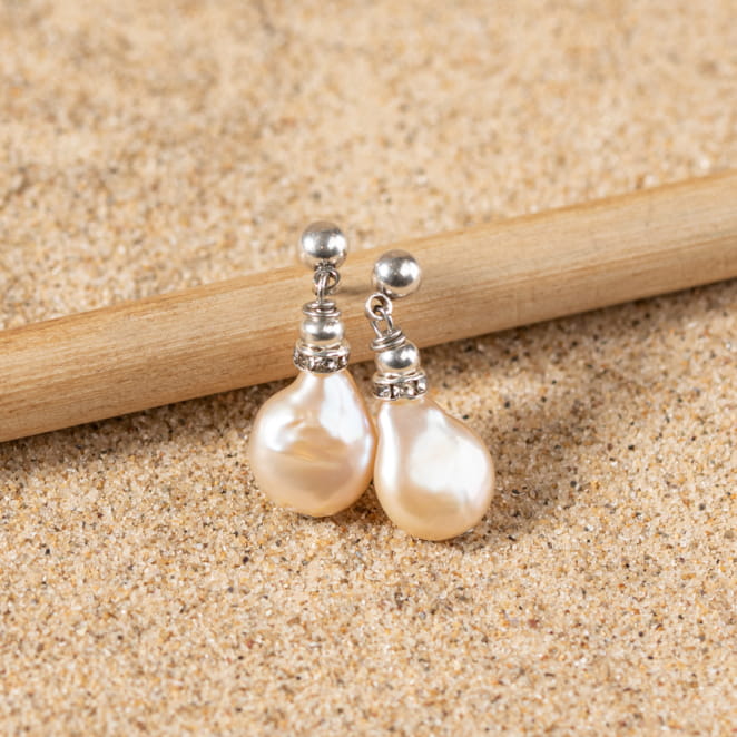 Retour de plage propose des bijoux fantaisie multicolore, blanc, sable, bleu nuit, turquoise, couleur ficelle, anthracite, ou autre alors choisissez les matières qui vous plaisent et les textures que vous aimez.