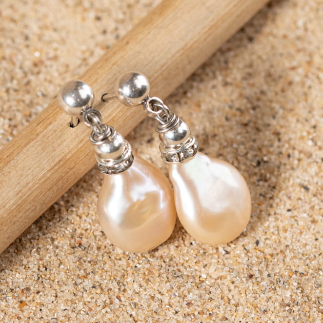 Retour de plage vous propose des colliers, bracelets, boucles d’oreilles, bracelets de chevilles, porte-clefs, parfums, cabas et bagues pour femme, homme et enfant pour que chacun trouve son bonheur.