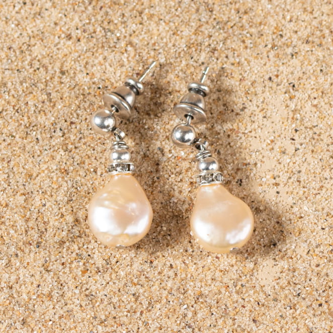 Retour de plage propose des bijoux fantaisie fabriqués avec des matériaux de qualité : céramique, lin, perles de verre, hématite, quartz, amazonite, perles de rivière, perle de jade, lapis lazuli, perles de culture, pierre de sable, etc.