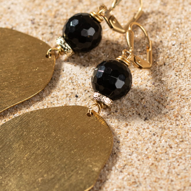 Découvrez les boucles d’oreilles Dores, un bijou marin fabriqué en France sur l’Île d’Oléron par des monteuses qualifiées.