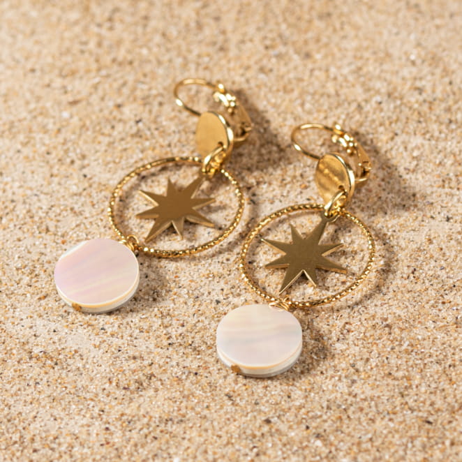 Découvrez les boucles d’oreilles Filante, un bijou marin fabriqué en France sur l’Île d’Oléron par des monteuses qualifiées.