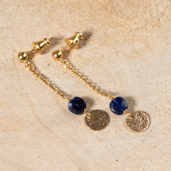 Retour de plage propose des bijoux fantaisie multicolore, blanc, sable, bleu nuit, turquoise, couleur ficelle, anthracite, ou autre alors choisissez les matières qui vous plaisent et les textures que vous aimez.