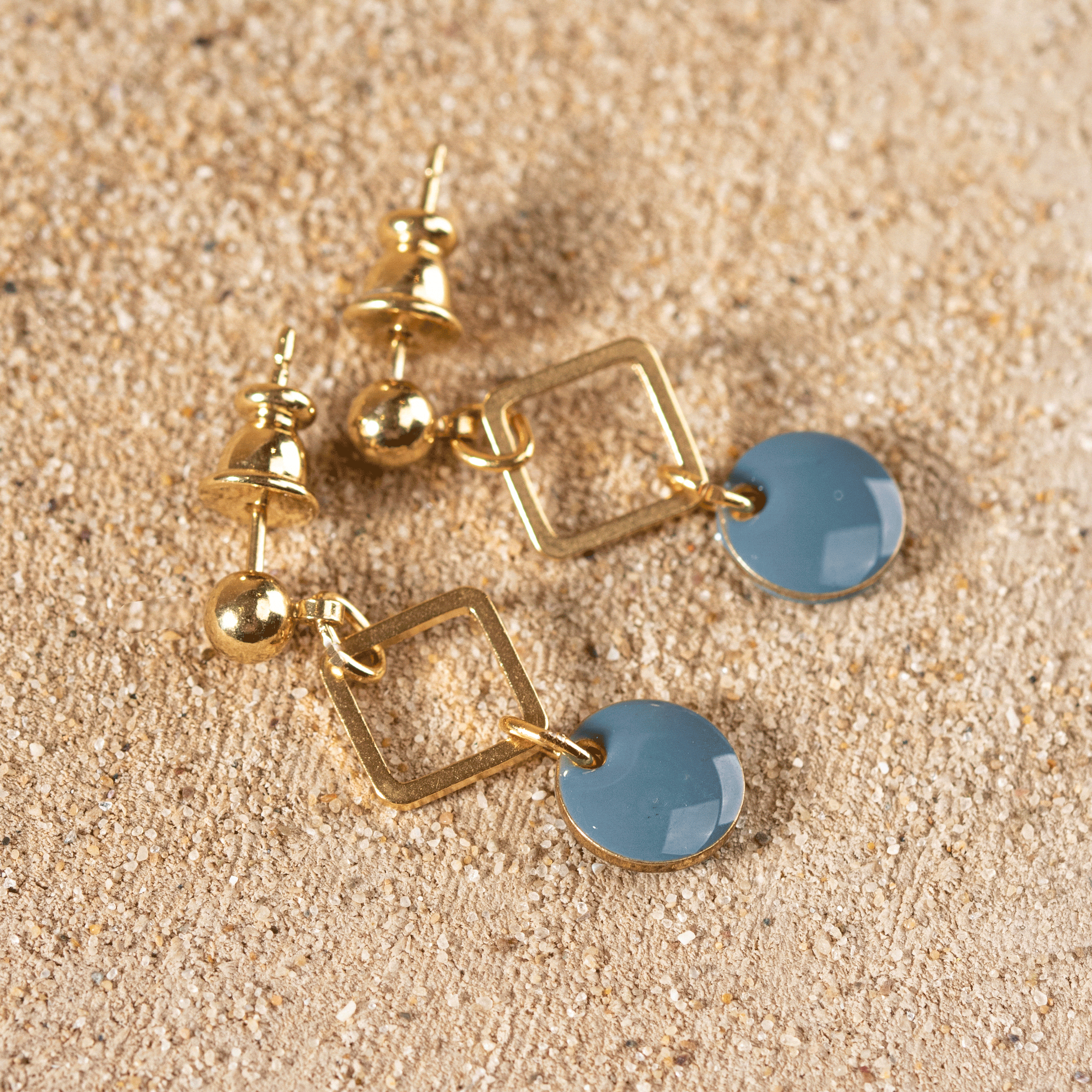 Retour de plage vous propose des colliers, bracelets, boucles d’oreilles, bracelets de chevilles, porte-clefs, parfums, cabas et bagues pour femme, homme et enfant pour que chacun trouve son bonheur.