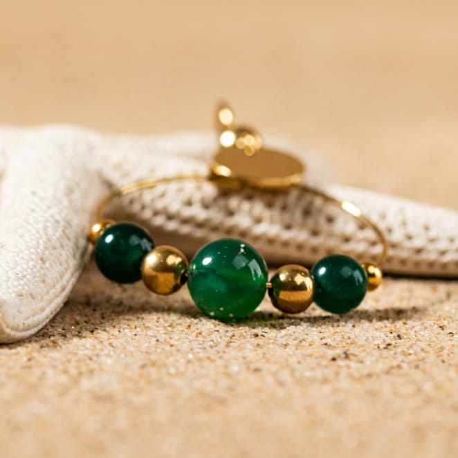 Retour de plage vous propose des colliers, bracelets, boucles d’oreilles, bracelets de chevilles, porte-clefs, parfums, cabas et bagues pour femme, homme et enfant pour que chacun trouve son bonheur.