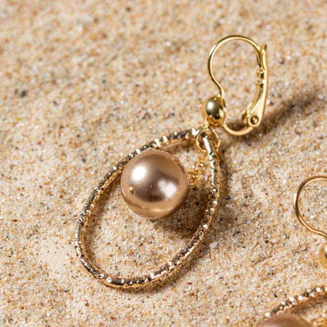 Retour de plage vous propose des colliers, bracelets, boucles d’oreilles, bracelets de chevilles, porte-clefs, parfums, cabas et bagues pour femme, homme et enfant pour que chacun trouve son bonheur.