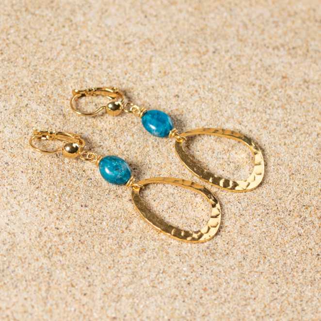 Retour de plage propose des bijoux fantaisie multicolore, blanc, sable, bleu nuit, turquoise, couleur ficelle, anthracite, ou autre alors choisissez les matières qui vous plaisent et les textures que vous aimez.