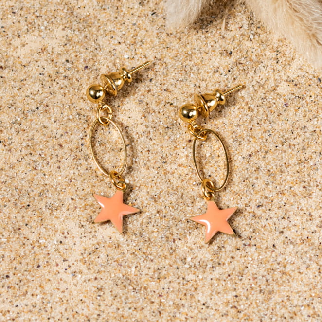 Retour de plage propose des bijoux fantaisie multicolore, blanc, sable, bleu nuit, turquoise, couleur ficelle, anthracite, ou autre alors choisissez les matières qui vous plaisent et les textures que vous aimez.