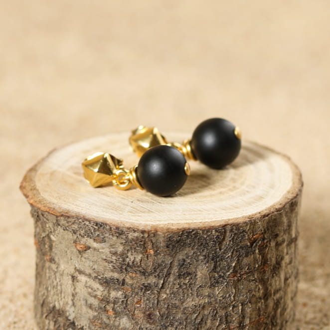 Retour de plage vous propose des colliers, bracelets, boucles d’oreilles, bracelets de chevilles, porte-clefs, parfums, cabas et bagues pour femme, homme et enfant pour que chacun trouve son bonheur.