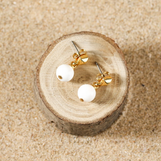 Découvrez les boucles d’oreilles Atome, un bijou marin fabriqué en France sur l’Île d’Oléron par des monteuses qualifiées.