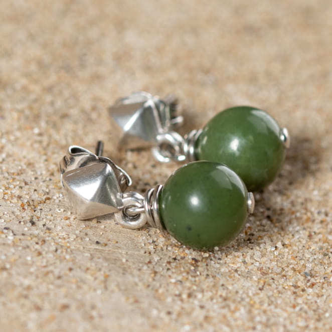 Retour de plage vous propose des colliers, bracelets, boucles d’oreilles, bracelets de chevilles, porte-clefs, parfums, cabas et bagues pour femme, homme et enfant pour que chacun trouve son bonheur.