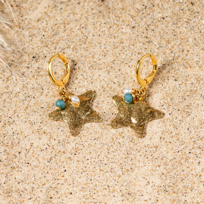 Les bijoux Retour de plage sont des bijoux fantaisie authentiques et uniques faits de perles naturelles qui racontent une histoire de nature ou d’océan à partager en famille ou entre amis.