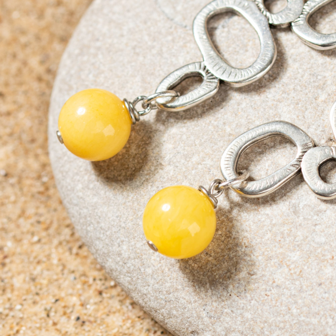 Retour de plage, une entreprise locale engagée dans le développement durable qui créée et fabrique des bijoux fantaisies made in France sur l’Île d’Oléron.