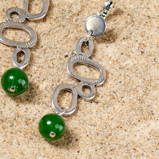 Découvrez les boucles d’oreilles Bilbao, un bijou marin fabriqué en France sur l’Île d’Oléron par des monteuses qualifiées.