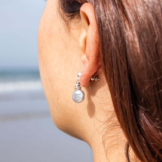 Les bijoux Retour de plage sont des bijoux fantaisie authentiques et uniques faits de perles naturelles qui racontent une histoire de nature ou d’océan à partager en famille ou entre amis.