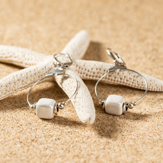 Retour de plage propose des bijoux fantaisie multicolore, blanc, sable, bleu nuit, turquoise, couleur ficelle, anthracite, ou autre alors choisissez les matières qui vous plaisent et les textures que vous aimez.