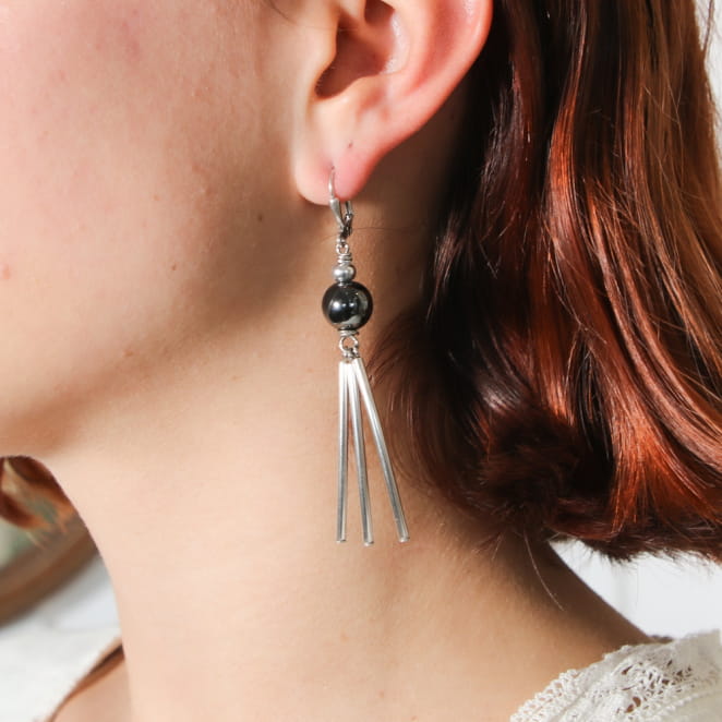 Retour de plage propose des bijoux fantaisie fabriqués avec des matériaux de qualité : céramique, lin, perles de verre, hématite, quartz, amazonite, perles de rivière, perle de jade, lapis lazuli, perles de culture, pierre de sable, etc.