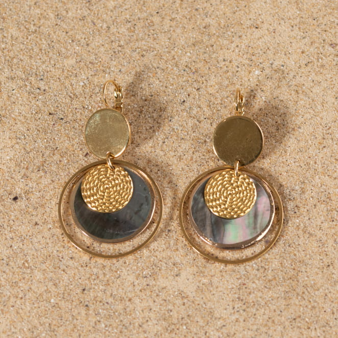 Les bijoux Retour de plage sont des bijoux fantaisie authentiques et uniques faits de perles naturelles qui racontent une histoire de nature ou d’océan à partager en famille ou entre amis.