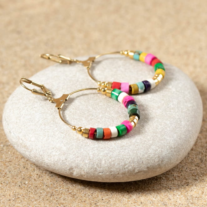 Découvrez les boucles d’oreilles Chamarel, un bijou marin fabriqué en France sur l’Île d’Oléron par des monteuses qualifiées.