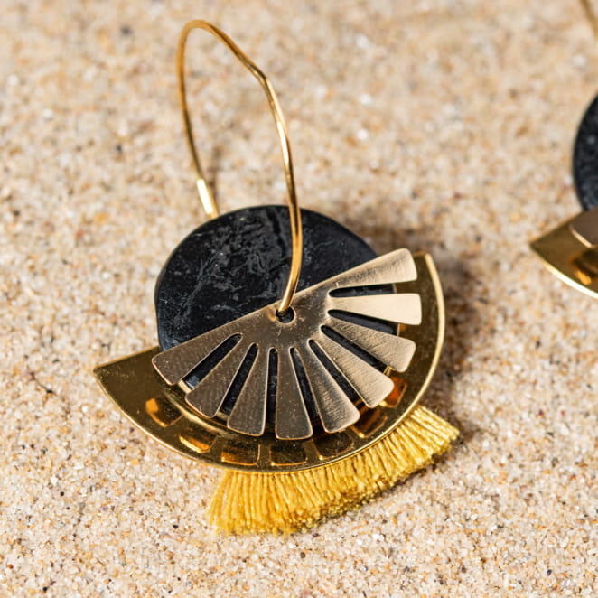 Retour de plage propose des bijoux fantaisie multicolore, blanc, sable, bleu nuit, turquoise, couleur ficelle, anthracite, ou autre alors choisissez les matières qui vous plaisent et les textures que vous aimez.