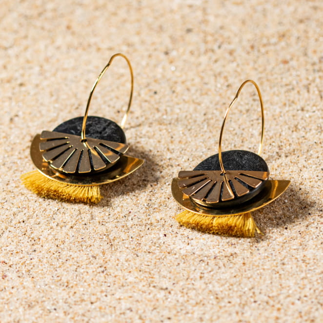 Les bijoux Retour de plage sont des bijoux fantaisie authentiques et uniques faits de perles naturelles qui racontent une histoire de nature ou d’océan à partager en famille ou entre amis.