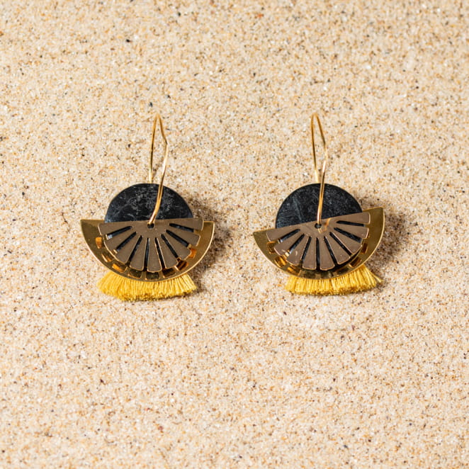 Retour de plage vous propose des colliers, bracelets, boucles d’oreilles, bracelets de chevilles, porte-clefs, parfums, cabas et bagues pour femme, homme et enfant pour que chacun trouve son bonheur.