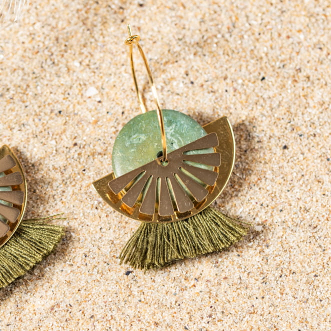 Craquez pour une paire de boucles d'oreilles originale fabriquées en France, dans notre atelier sur l'île d'Oléron. Le kaki et le doré apportent une touche de chic à ces créoles !