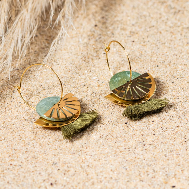Découvrez les boucles d'oreilles femme Cléopâtre, dorées et kaki, montées sur créoles, faites à la main en France avec amour