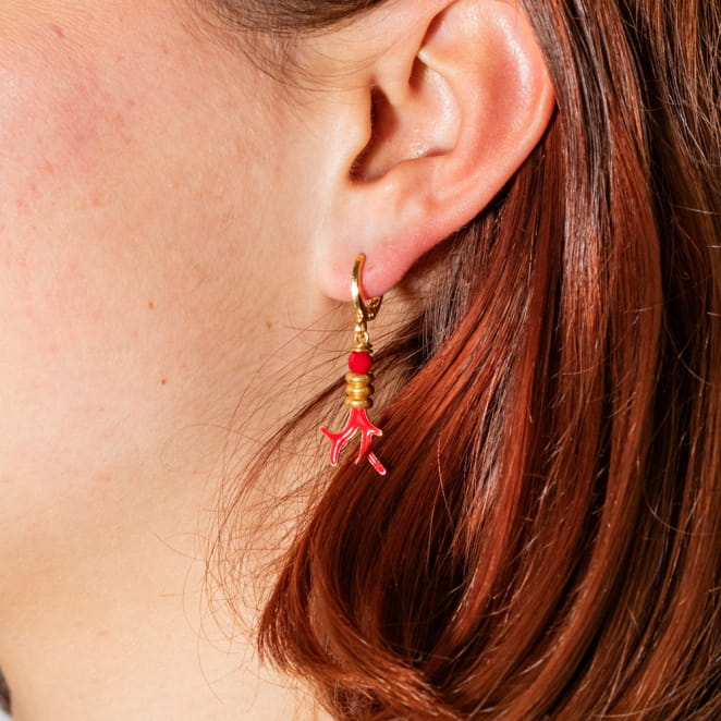 Coraux est une paire de boucles d'oreilles en métal doré d'un flash d'or 24 carats et rouge. Une création colorée et lumineuse pour une tenue mise en valeur. Fabrication française et artisanale.
