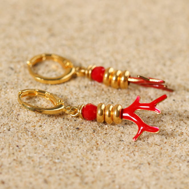 Découvrez les boucles d’oreilles Coraux, un bijou marin fabriqué en France sur l’Île d’Oléron par des monteuses qualifiées.