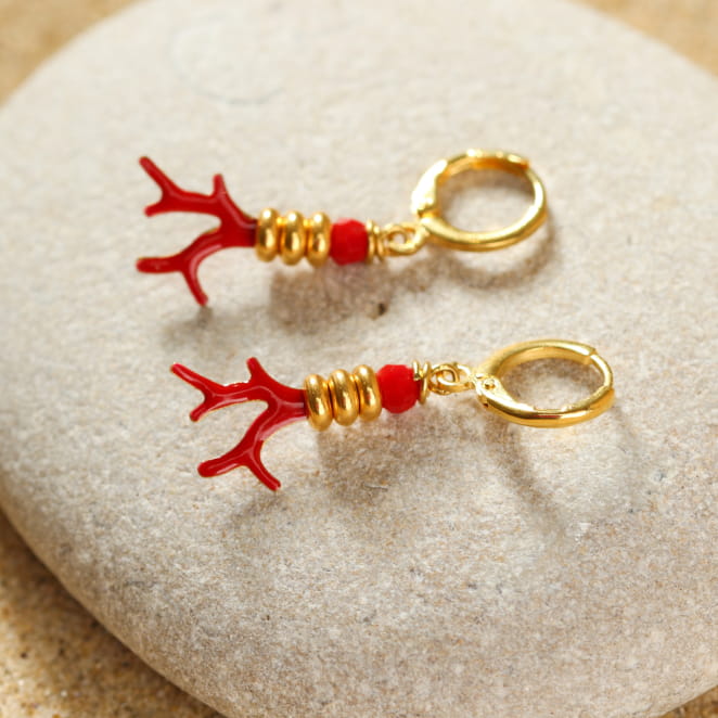 Retour de plage, une entreprise locale engagée dans le développement durable qui créée et fabrique des bijoux fantaisies made in France sur l’Île d’Oléron.