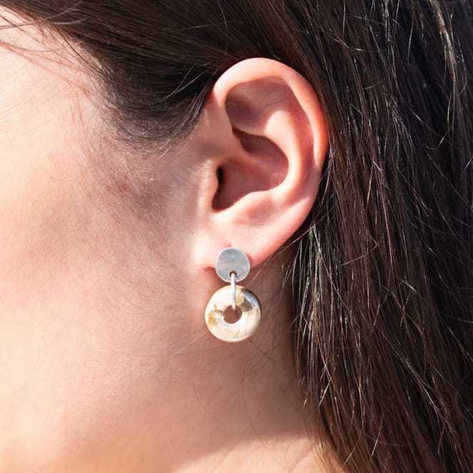 Boucles Donuts portées, éclat argenté et forme organique, parfaites pour illuminer le visage