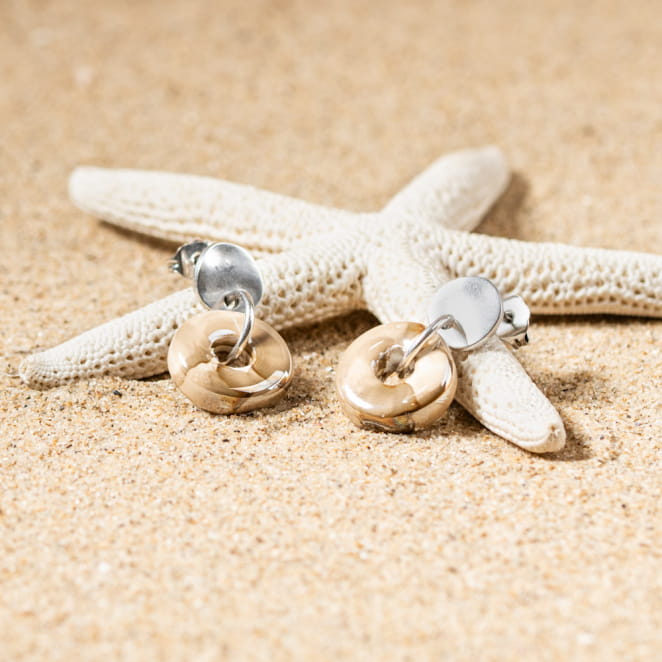 Boucles d’oreilles Donuts en métal argenté, forme ronde et lisse pour un style doux et solaire.