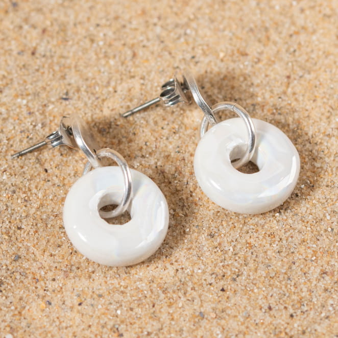 Les bijoux Retour de plage sont des bijoux fantaisie authentiques et uniques faits de perles naturelles qui racontent une histoire de nature ou d’océan à partager en famille ou entre amis.