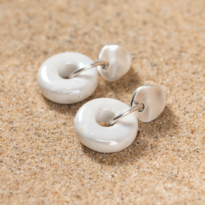 Retour de plage propose des bijoux fantaisie multicolore, blanc, sable, bleu nuit, turquoise, couleur ficelle, anthracite, ou autre alors choisissez les matières qui vous plaisent et les textures que vous aimez.