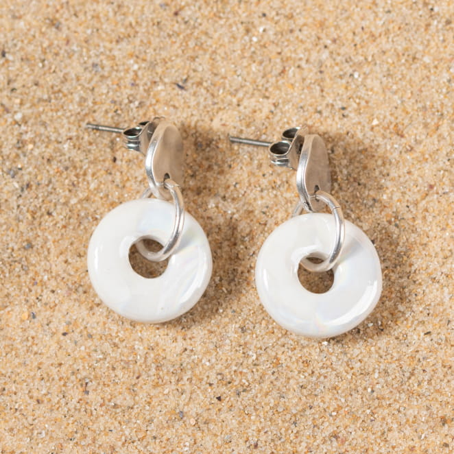 Retour de plage vous propose des colliers, bracelets, boucles d’oreilles, bracelets de chevilles, porte-clefs, parfums, cabas et bagues pour femme, homme et enfant pour que chacun trouve son bonheur.