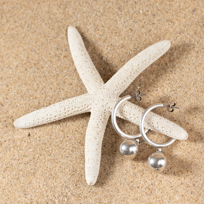 Découvrez Ejade : des boucles d'oreilles coquettes qui se composent de perles en métal argenté et de créoles à clou en métal plaqué argent 999. Fabrication française et artisanale inspiré du bord de mer.