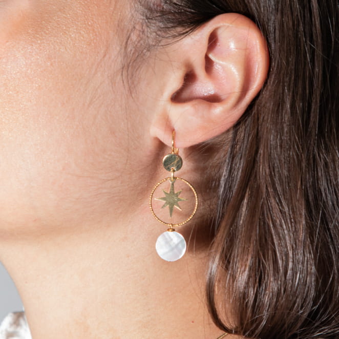 Les bijoux Retour de plage sont des bijoux fantaisie authentiques et uniques faits de perles naturelles qui racontent une histoire de nature ou d’océan à partager en famille ou entre amis.