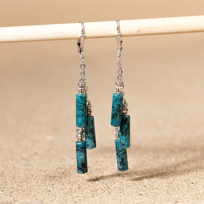 Retour de plage propose des bijoux fantaisie multicolore, blanc, sable, bleu nuit, turquoise, couleur ficelle, anthracite, ou autre alors choisissez les matières qui vous plaisent et les textures que vous aimez.