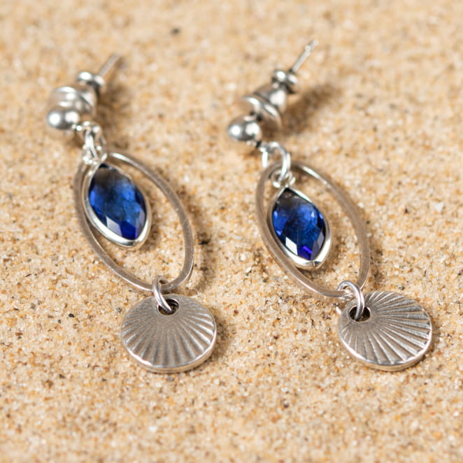 Retour de plage vous propose des colliers, bracelets, boucles d’oreilles, bracelets de chevilles, porte-clefs, parfums, cabas et bagues pour femme, homme et enfant pour que chacun trouve son bonheur.