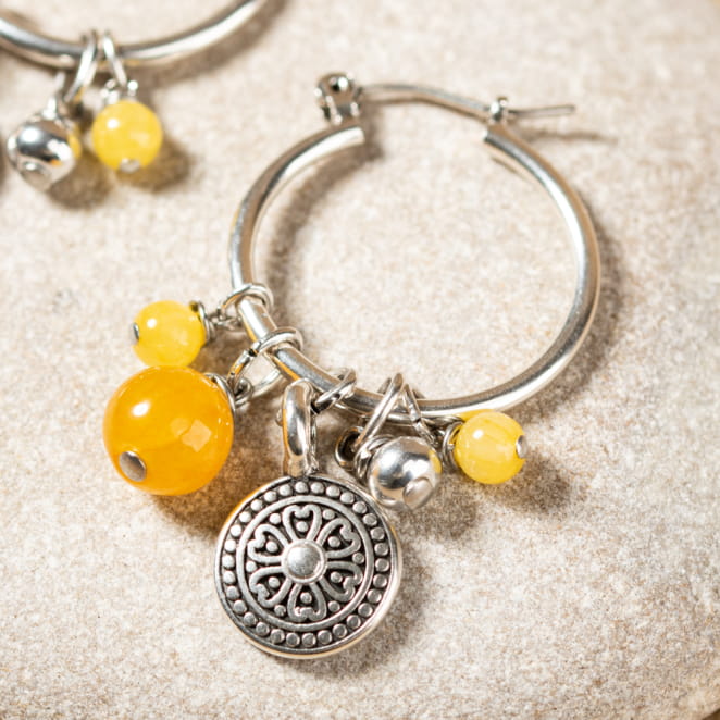 Découvrez les boucles d’oreilles Gozo, un bijou marin fabriqué en France sur l’Île d’Oléron par des monteuses qualifiées.