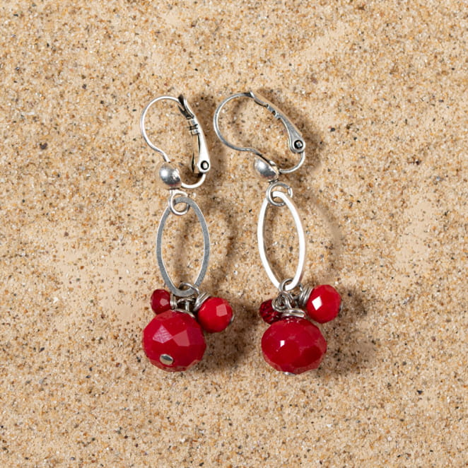 Découvrez les boucles d’oreilles Groseille, un bijou marin fabriqué en France sur l’Île d’Oléron par des monteuses qualifiées.